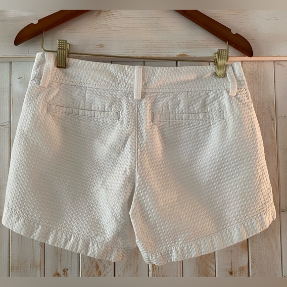 Lilly Pulitzer Callahan short with pineapple 🍍 motif Size 2. - Picture 2 of 4